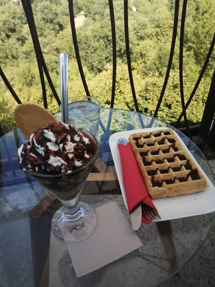 Chocolat Liégeois Et Gaufre Sauce Au Chocolat
